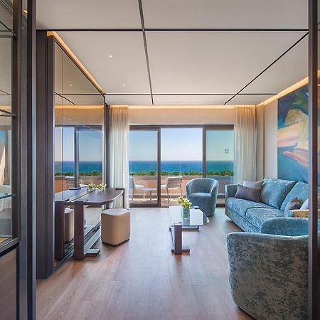 Four Seasons Hotel Agios Tychonas Rum bild The interior of a suite