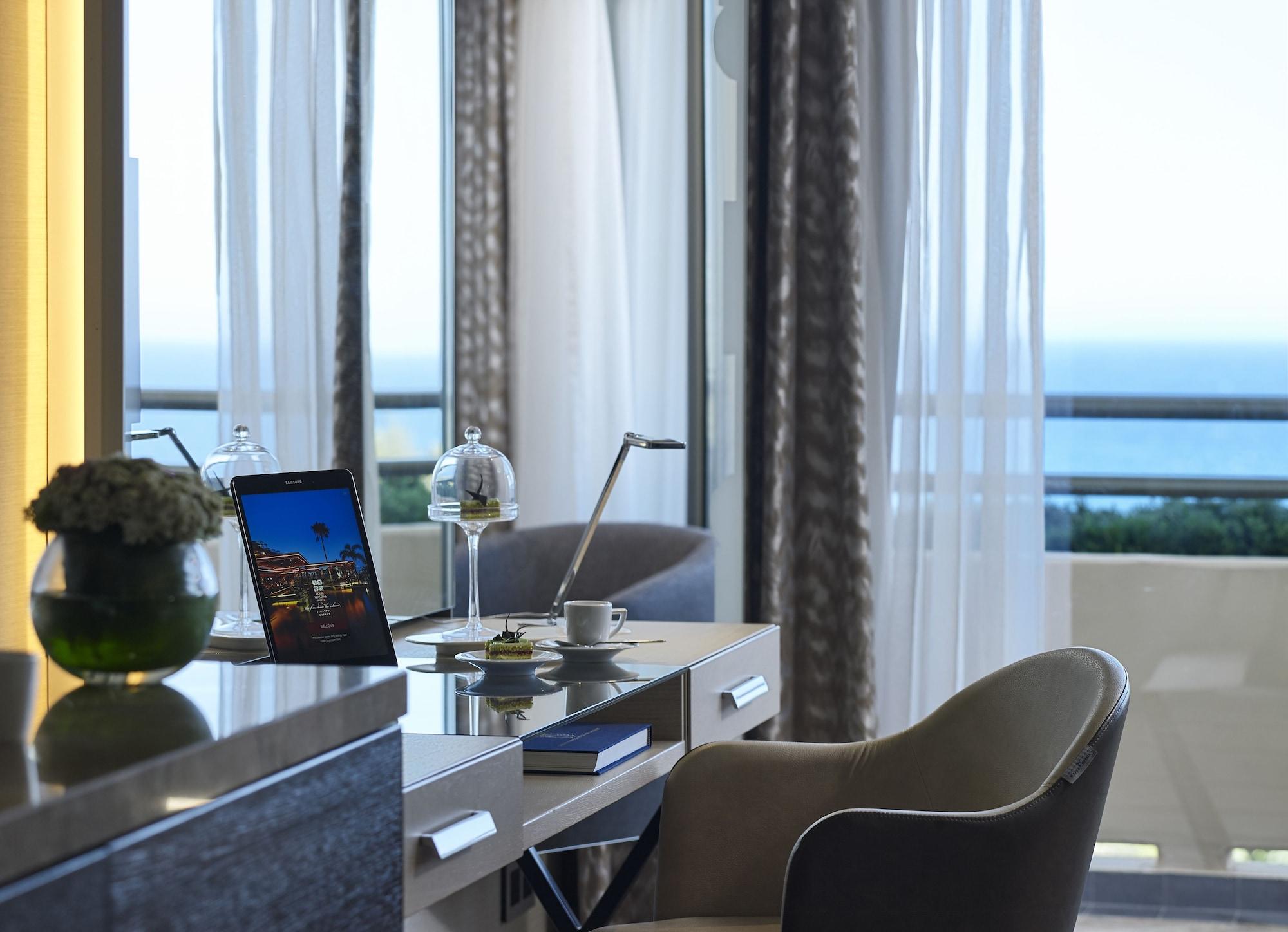 Four Seasons Hotel Agios Tychonas Exteriör bild A work space in a hotel room