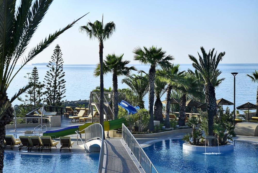 Four Seasons Hotel Agios Tychonas Exteriör bild The resort's swimming pool