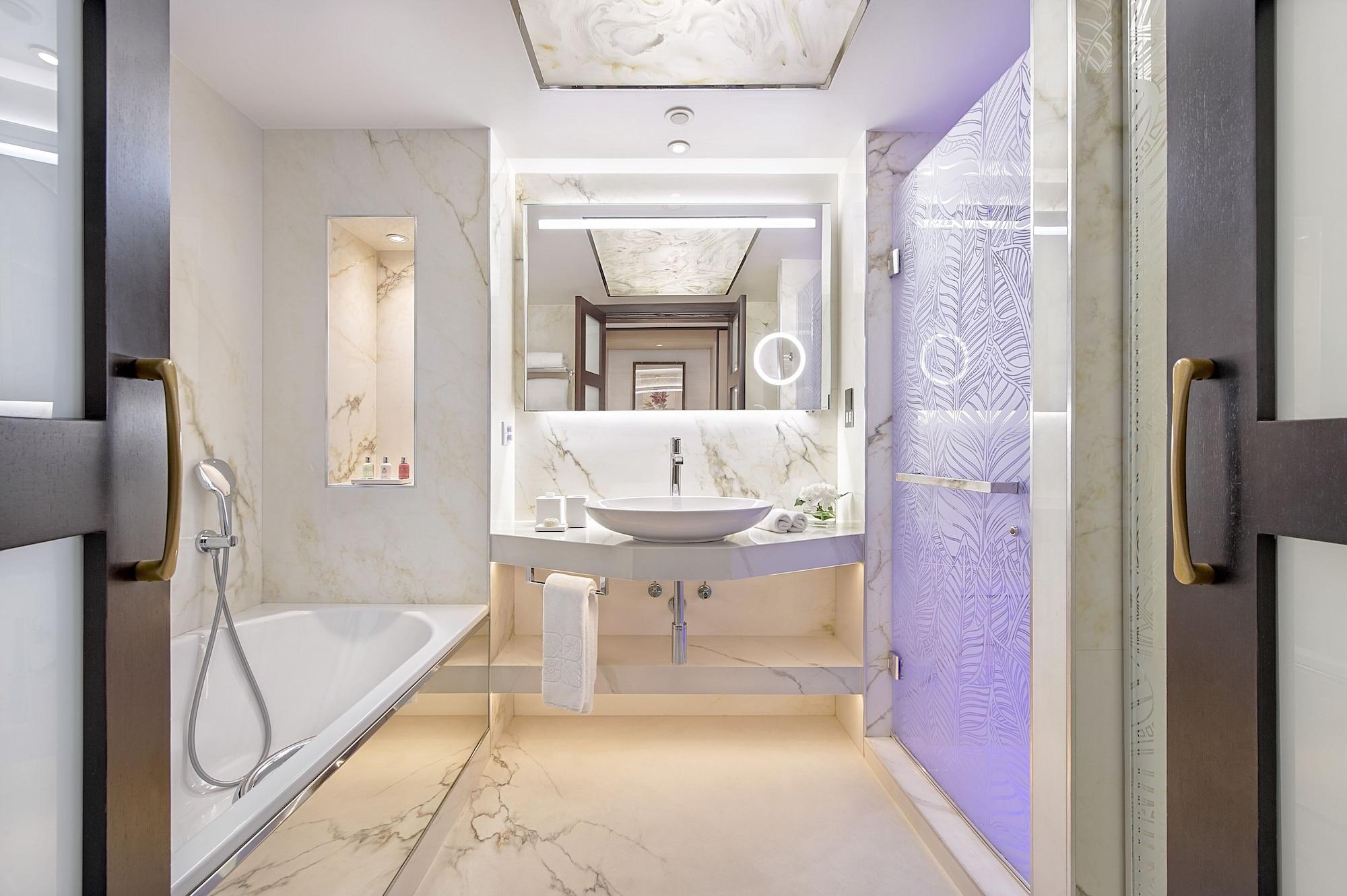 Four Seasons Hotel Agios Tychonas Exteriör bild Bathroom