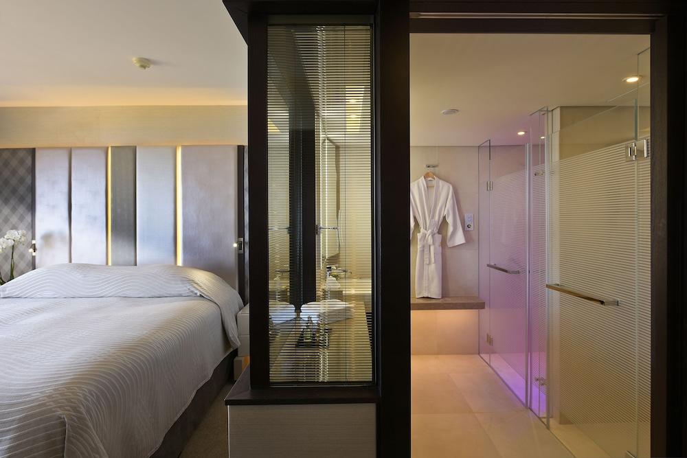 Four Seasons Hotel Agios Tychonas Exteriör bild A bathroom with a glass shower enclosure
