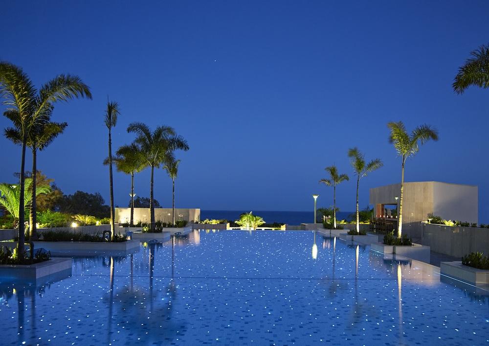 Four Seasons Hotel Agios Tychonas Exteriör bild The pool at the resort