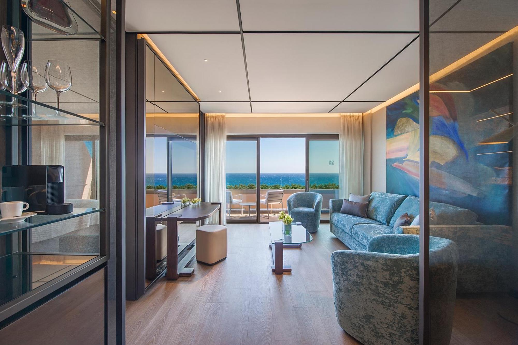 Four Seasons Hotel Agios Tychonas Rum bild The interior of a suite