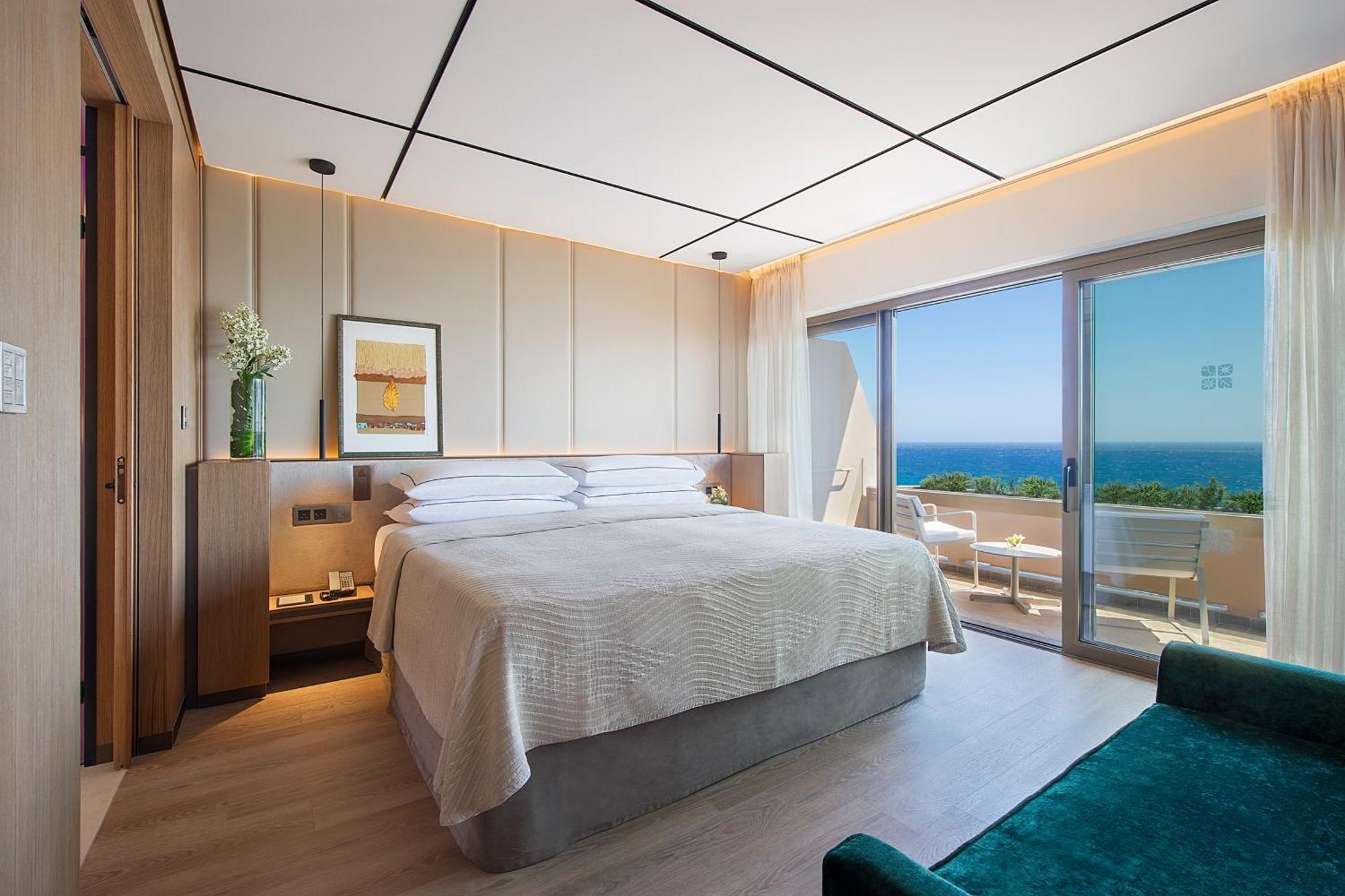 Four Seasons Hotel Agios Tychonas Rum bild A bedroom at the hotel