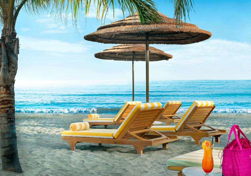Four Seasons Hotel Agios Tychonas Rum bild Beach chairs