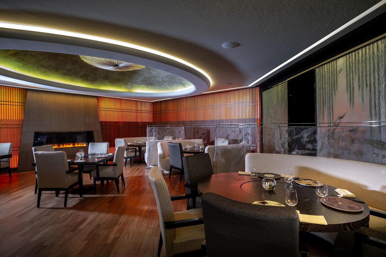 Four Seasons Hotel Agios Tychonas Exteriör bild The interior of the restaurant