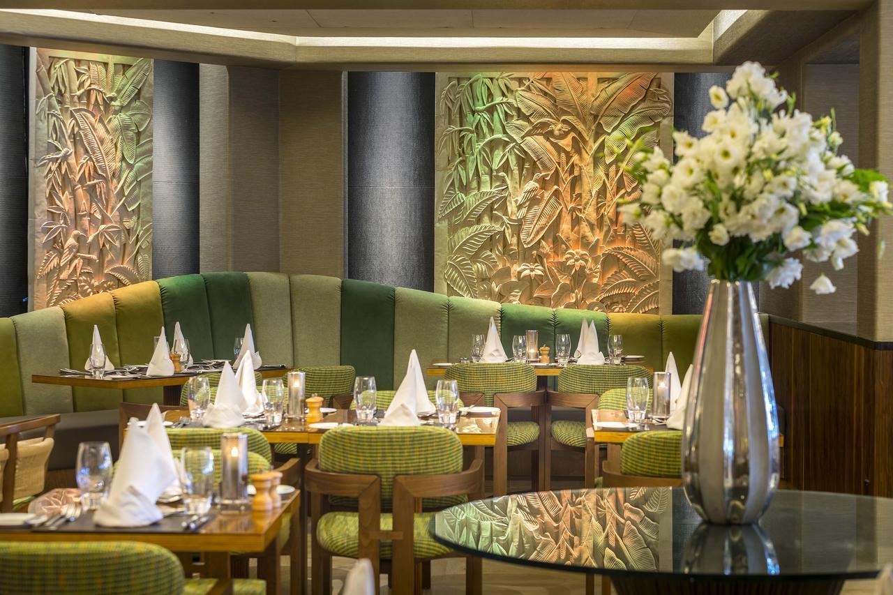 Four Seasons Hotel Agios Tychonas Exteriör bild The interior of the restaurant